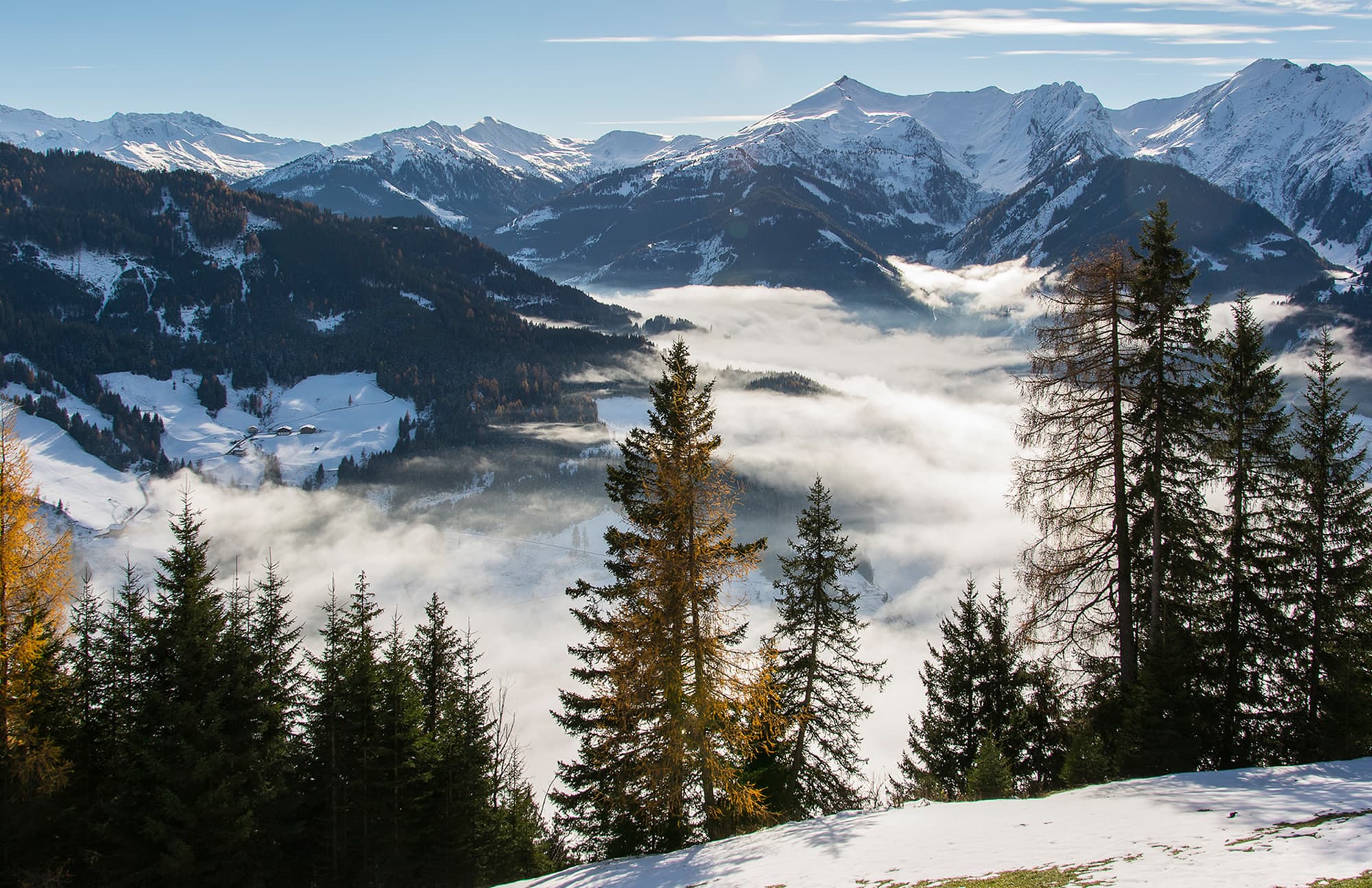 Blick ins nebelverhangene Großarltal an einem herrlichen Wintertag